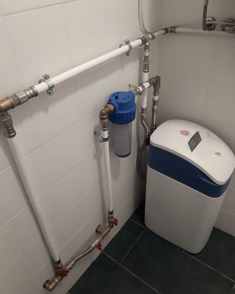 Addolcitore installato con filtro e tubazioni in multistrato