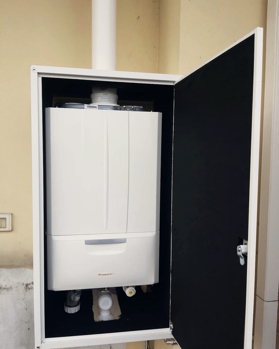 Caldaia a condensazione installata in un vano tecnico esterno