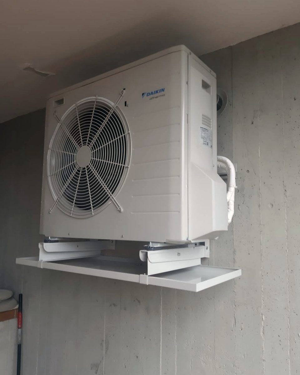 Unità esterna di un climatizzatore montata a parete su staffe