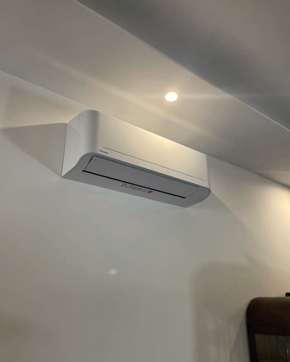 Split del climatizzatore installato sotto un soffitto in pendenza
