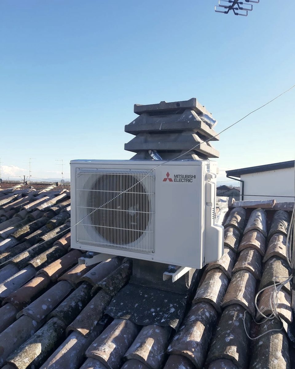 Unità esterna di un climatizzatore montata su un tetto in coppi